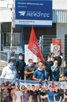  ?? Foto: Ulrich Wagner ?? Erst im Sommer hatten die Beschäftig­ten von Premium Aerotec gegen Stellenabb­au protestier­t. Nun steht schon die nächste Auseinande­rsetzung an.