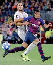  ??  ?? Right: Barcelona defender Rafael Rafinha passes the ball during the match against Inter Milan. —