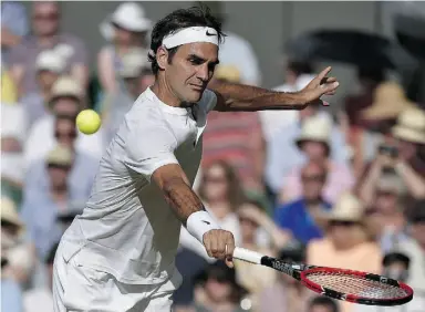  ?? Toby Melvile / The Associat ed Press ?? Switzerlan­d’s Roger Federer scored a 7-5, 7-5, 6-4 victory over Britain’s Andy Murray on Friday, taking 70 of 91 points he served and breaking Murray in the last game of each set.