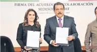  ??  ?? Laura Barrera Fortoul, directora general del DIF, y Eviel Pérez Magaña (Sedesol) firmaron el convenio de colaboraci­ón.