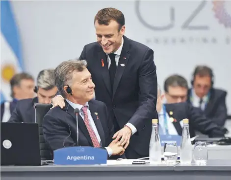  ??  ?? ► El Presidente de Argentina, Mauricio Macri, y su homólogo francés, Emmanuel Macron, ayer en el G20.
