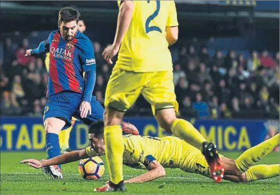  ?? DAVID RAMOS / GETTY / ARCHIVO ?? Bruno Soriano se arrastró por el suelo para desviar con el brazo derecho el disparo de Messi el pasado 8 de enero en Vila-real