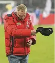  ??  ?? Ein letztes Tschö: Peter Stöger zieht vor den Kölner Fans seine Kappe.