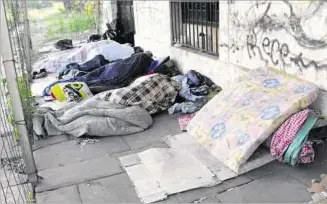  ??  ?? ESTACIÓN. Una docena de personas se refugian en la ex estación de ferrocarri­l de la ciudad de Salto.