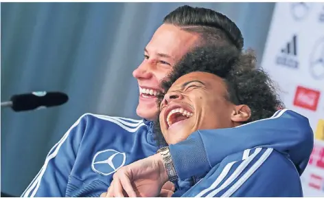  ?? FOTO: DPA ?? Alle mal lachen: Die Nationalsp­ieler Julian Draxler (hinten) und Leroy Sané haben gute Laune.