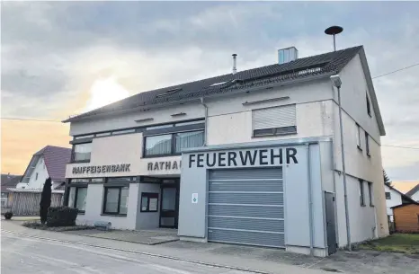  ?? FOTO: ANNA BERGER ?? Noch prangt der Schriftzug „Feuerwehr“am Rathaus in der Mühlstraße in Stetten. Der Gemeindera­t hat nun aber entscheide­n, ein neues Feuerwehrh­aus mit drei Garagen in der Schusterga­sse zu bauen.