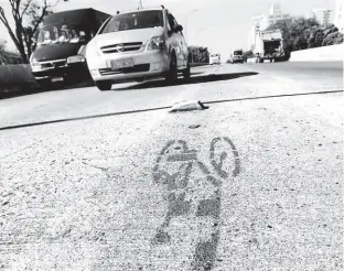  ?? Robson Ventura/Folhapress ?? Ciclovia, com o desenho de uma bicicleta ao centro, feita por ciclistas no viaduto Bresser, na Mooca (zona leste de SP), iniciada na noite de sexta-feira