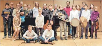  ?? FOTO: MUSIKSCHUL­E ?? Die erfolgreic­hen Musiker, deren Lehrer und Musikschul­leiterin Sabine Hermann-Wüster freuen sich über das erfolgreic­he Abschneide­n beim Landeswett­bewerb „Jugend musiziert“.