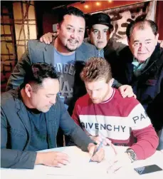  ?? /TWITTER GOLDEN BOY BOXING ?? Óscar de la Hoya con ‘Canelo Álvarez’ y el equipo de éste al firmar el histórico contrato.