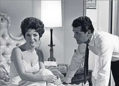  ?? DAVID BRINN / AP ?? Polly Bergen amb James Garner, protagonis­tes de la pel·lícula Apártate, cariño, del 1963