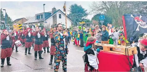  ?? FOTO: JOHANNA WARSZAWA ?? Am Rosenmotag zogen die Narren durch Nierst.