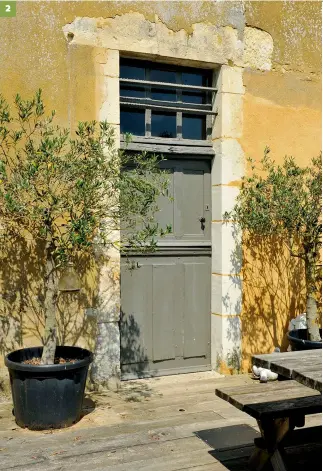  ??  ?? 22. Deux portes d’entrée surmontées d’une imposte vitrée se font face. Elles donnent accès à la grande pièce commune, l’une depuis la cour, l’autre depuis le jardin.