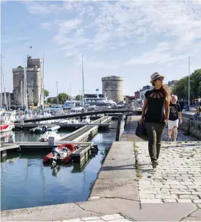  ??  ?? Au top. Déjà consacrée première ville moyenne la plus attractive, La Rochelle remporte la palme des villes moyennes les plus en pointe pour le télétravai­l.