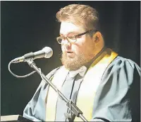  ?? COLIN MACLEAN/JOURNAL PIONEER ?? Brett Gallant, Three Oaks Senior High School class of 2017 valedictor­ian, speaks to his fellow graduates during Thursday night’s convocatio­n ceremony at Credit Union Place.