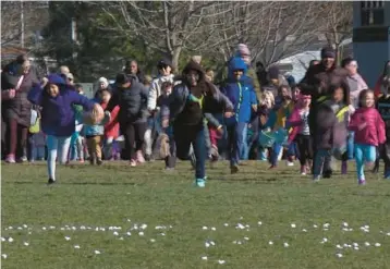  ?? MIKE HOUSEHOLDE­R/AP ?? Shower of sweetness: Children race across a park field Friday in Southfield, Michigan, to snatch up marshmallo­ws dropped by helicopter. Local officials stressed that the morsels scattered in their annual event are not for eating. Kids exchange the marshmallo­ws for a prize bag containing candy, a coloring book and a one-day pass to a water park.