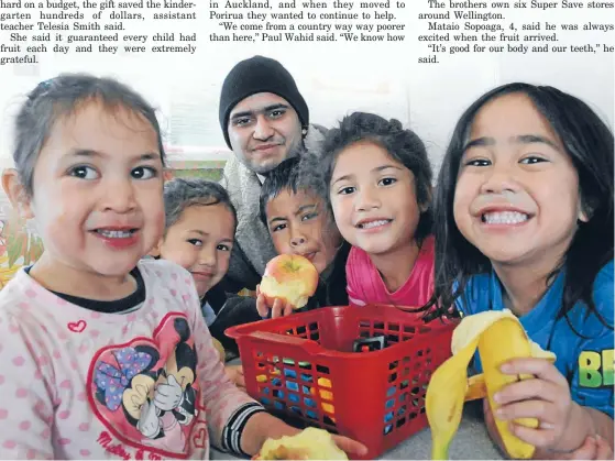  ?? Photo: RHIANNON McCONNELL ?? Fruit for all: Cannons Creek Super Save co-owner Gary Wahid with children at Nuanua Kindergart­en. From left: Leah Reuelu, Edward Luuga, Mataio Sopoaga, Serenity Whakaneke and Peter Simiti.