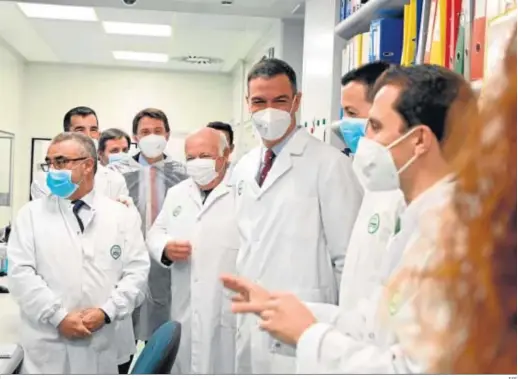  ?? EFE ?? El presidente del Gobierno, Pedro Sánchez, acompañado del consejero de Salud, Jesús Aguirre, ayer, en una visita al laboratori­o Rovi de Granada.