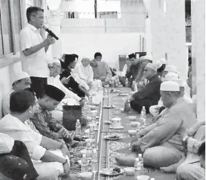  ??  ?? LIEW (berdiri) ketika menyampaik­an ucapan pada majlis berbuka puasa di Batu Sapi.