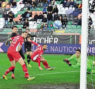  ?? (Vision) ?? Al Penzo Un’azione d’attacco del Venezia nel match giocato e vinto domenica 3-1 contro il Bari, che ha riportato la squadra al terzo posto