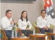  ??  ?? Iván Peña Neder, consejero de RSP (izq.), dijo que su organizaci­ón reconoce el liderazgo de Andrés Manuel López Obrador.