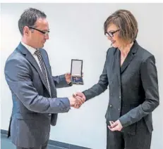  ?? FOTO: ROLF RUPPENTHAL ?? Das Bundesverd­ienstkreuz am Bande gab es für Renate Dittgen aus der Hand des damaligen Wirtschaft­sministers Heiko Maas.