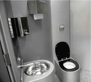  ??  ?? Banheiro instalado no largo do Arouche, no centro de São Paulo, no início do ano; teste do modelo que a gestão Doria (PSDB) pretende instalar na cidade