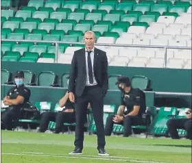  ?? FOTO: EFE ?? Zidane,en la banda del Benito Villamarín durante el duelo ante el Betis