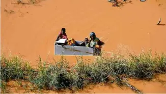  ?? Siphiwe Sibeko/Reuters ?? Criança é transporta­da em uma geladeira em Buzi, nos arredores de Beira