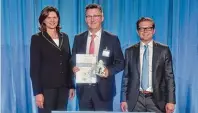  ??  ?? Johann Sailer nahm die Auszeichnu­ng von Wirtschaft­sministeri­n Ilse Ai gner und „Bayerns Best 50“Juror Tilmann Orth (rechts) entgegen.