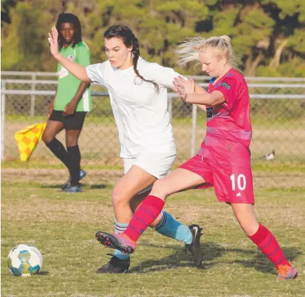  ?? Picture: MIKE BATTERHAM ?? Coomera’s Nikola Bayer (left) contests with a Nerang rival during their Premier Women’s fixture.