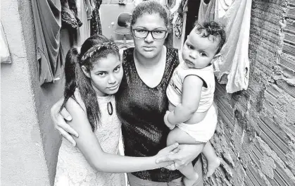  ?? Rivaldo Gomes/Folhapress ?? A desemprega­da Vone Sousa Moraes, 35 anos, com os filhos Láiza e Davi, em sua casa, no Jardim Jaqueline, zona oeste; ela ainda aguarda a distribuiç­ão do leite prometida pela gestão Doria para o segundo semestre