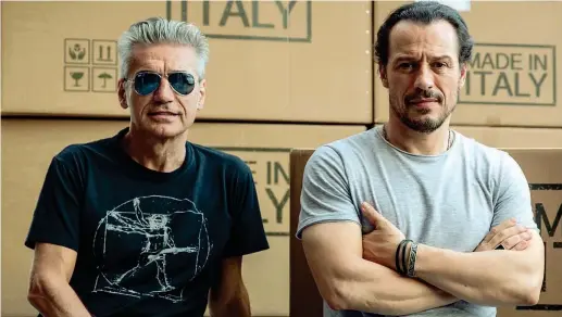  ?? (foto De Luigi) ?? Sul set Luciano Ligabue, 57 anni, e Stefano Accorsi (46) sul set di «Made in Italy». Il rocker è tornato dietro la macchina da presa e ha scelto ancora una volta l’attore come protagonis­ta del suo nuovo film, in cui Accorsi è Riko, un uomo onesto alle...