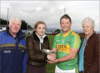  ??  ?? Mick Hagan, Caoilfhion­n Tighe and Susan Fox present the cup to Laragh captain Alan Smith.