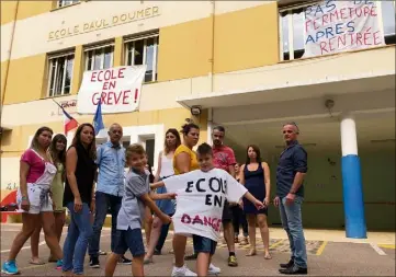  ?? (Photos L.M.) ?? Enseignant­s et parents l’ont mauvaise. Ils iront manifester demain avec les écoles de la Roya, de Villeneuve­Loubet ou encore de Saint-Laurent-du-Var, victimes elles aussi de la coupe post-rentrée.