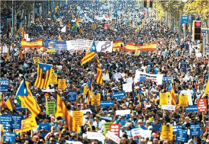  ?? ALBERTO ESTEVEZ/EFE Banderas independen­tistas catalanas y abucheos a Felipe VI estuvieron presentes en la manifestac­ión. ??