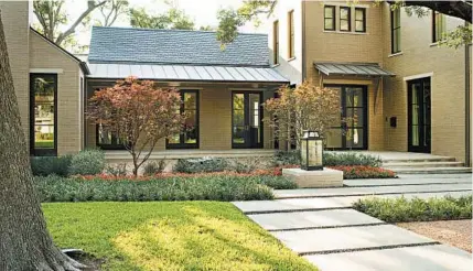  ?? SARA DONALDSON/BONICK LANDSCAPIN­G ?? This contempora­ry courtyard is located in Dallas.