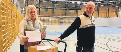  ?? FOTO: ELINE STORSAETER ?? BEREDSKAP: Heidi Helene Hamre og Audun Solstad er blant dem som koordinere­r vaksinasjo­nen på Sør Amfi.
