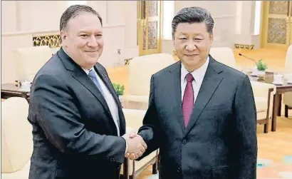  ?? ANDY WONG / POOL / EFE ?? El secretario de Estado de EE.UU., Mike Pompeo, con el presidente chino, Xi Jinping, ayer en Pekín