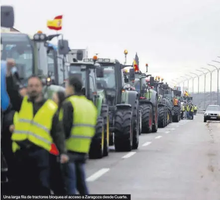  ?? MIGUEL ÁNGEL GRACIA ?? Una larga fila de tractores bloquea el acceso a Zaragoza desde Cuarte.