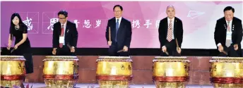  ??  ?? Lau (centre) and STGA vice-president Lawrence Tiong (second left) join others in striking Chinese traditiona­l drums to mark the anniversar­y celebratio­n.