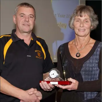  ??  ?? Michael Foley of Rathnure receives his clubperson of the year award from Marguerite Furlong (Vice-Chairperso­n) at the Coiste na nOg Convention.