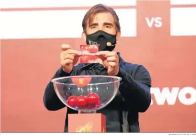  ?? PEDRO GONZÁLEZ / EFE ?? Momento del sorteo celebrado en La Ciudad del Fútbol de Las Rozas, sede de la RFEF.