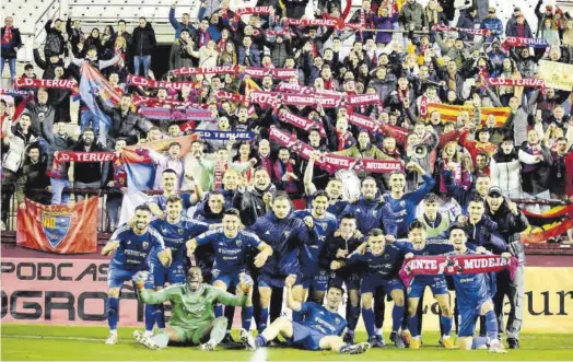  ?? CD TERUEL ?? Alegría tras la última victoria Los jugadores del Teruel celebran con su afición el triunfo fuera de casa ante la UD Logroñés. -