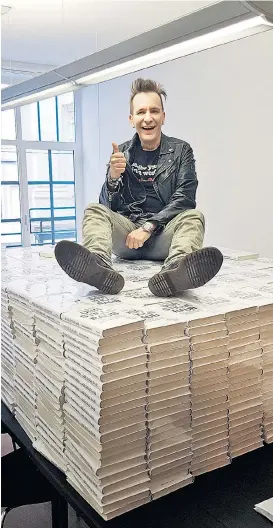  ??  ?? 1600 Bücher hat sich Hörhan in ein Bürozimmer liefern lassen, um sie persönlich zu signieren. Er findet das cool.