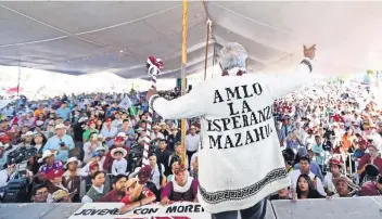  ??  ?? Durante un mitin en San Felipe del Progreso, Estado de México, el candidato presidenci­al de Morena, Andrés Manuel López Obrador, recibió un abrigo de la comunidad indígena mazahua con la inscripció­n: “AMLO, la esperanza mazahua”.