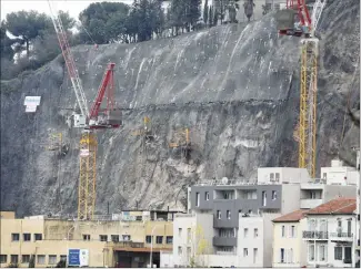  ?? (Photo Dylan Meiffret) ?? Des plateforme­s de forages ont été déployées sur la falaise du site de la Blanchisse­rie pour la conforter.