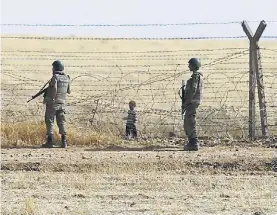  ?? REUTERS ?? Guardia. Soldados turcos cerca de Akcakale, en la frontera siria.