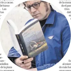  ?? Marc Asensio Clupes ?? Miqui Otero, amb un exemplar de la seva nova novel·la,
‘Orquesta’.