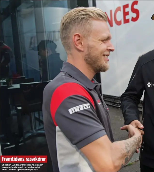  ??  ?? Fremtidens racerkører
Christian Lundgaard fik også hilst på sin berømte landsmand, da han blev vist rundt i Formel 1-paddocken på Spa.