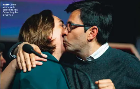  ??  ?? BESO. Con la alcadesa de Barcelona Ada Colau, de quien él fue vice.